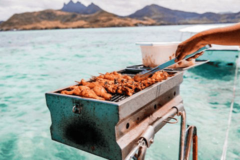 Desfruta de um dia relaxante num catamarã na Ile aux Cerfs