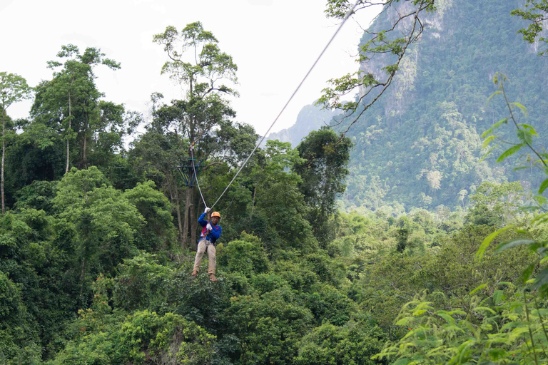 Halve dag Nam Song kajaktour met Zipline of Tham NoneHalve dag kajakken en tokkelen