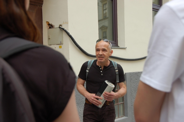 Viena: caminata educativa sobre drogas y adicción