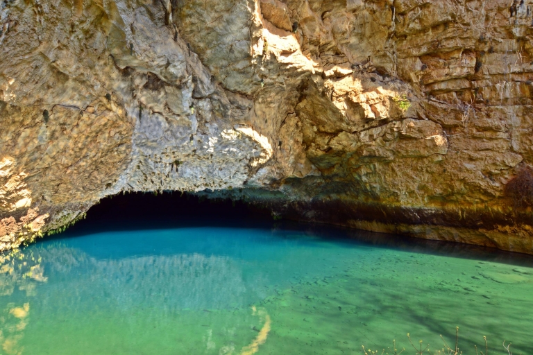 Vanuit Side: dorp Ormana en grot van Altinbesik