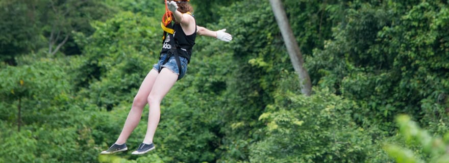 Vang Vieng : demi-journée de tyrolienne avec option d'exploration des grottes
