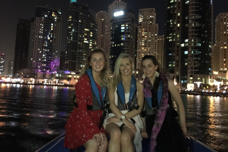 رحلة بحرية في رأس السنة الجديدة لمدة 3 ساعات في دبي 2026رحلة بحرية لمدة 3 ساعات منتصف الليل في دبي بمنا