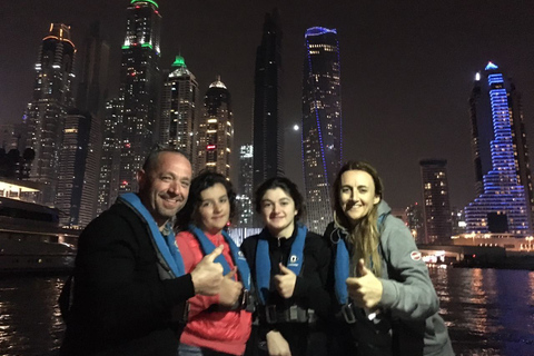 رحلة بحرية في رأس السنة الجديدة لمدة 3 ساعات في دبي 2026رحلة بحرية لمدة 3 ساعات منتصف الليل في دبي بمنا