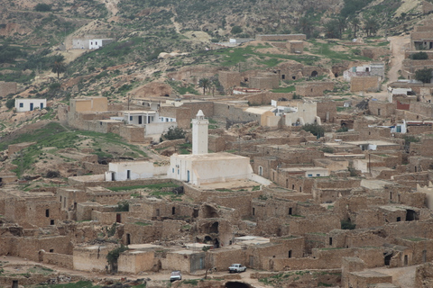 Desde Djerba: pueblos y aguas termales de Ksar Ghilane de día completo