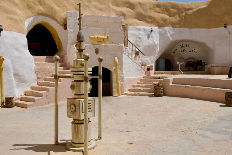 Desde Djerba: pueblos y aguas termales de Ksar Ghilane de día completo