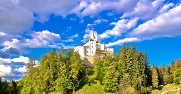 From Zagreb: Fairytale Castle & Wine Tasting & Lunch