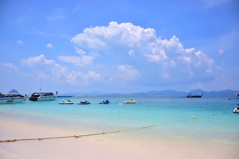 Phuket: całodniowa prywatna wycieczka łodzią motorową po wyspach KhaiCałodniowa prywatna wycieczka łodzią motorową na Wyspy Khai i przewodnik