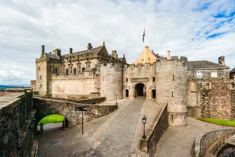 Stirling Castle: Skip-the-Line Guided Tour in Spanish - 2026