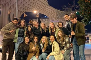 Sevilla: Kneipentour mit Shots, Club-Eintritt und Rabatten
