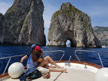 Capri mit dem Boot von Massa Lubrense aus