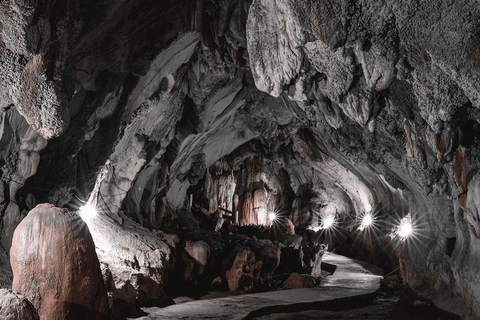 Vangvieng com caiaque nas grutas e tirolesaparticipa na digressão