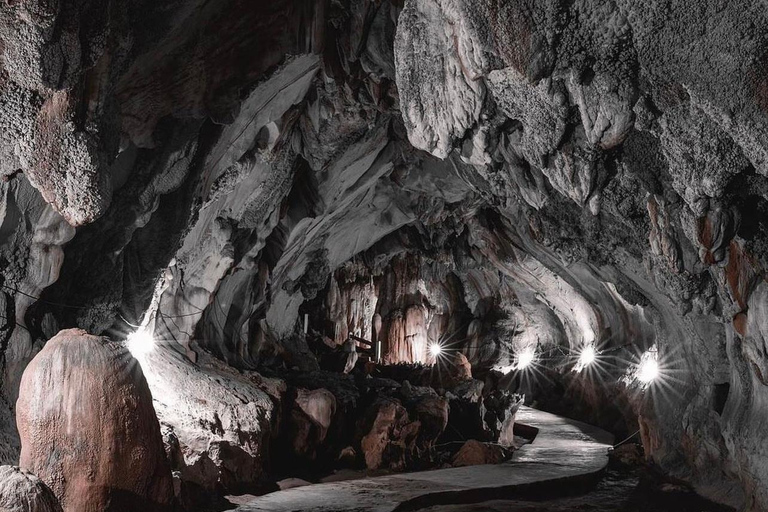 Vangvieng com caiaque nas grutas e tirolesaparticipa na digressão