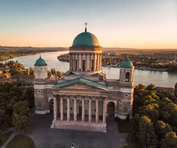 Da Budapest: Tour di un giorno intero dell'ansa del Danubio con pranzo