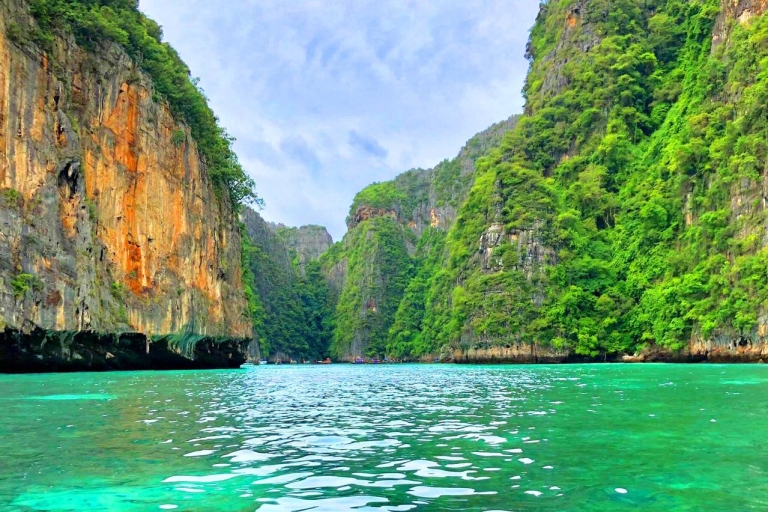 Z Phuket: prywatna wycieczka łodzią po Phi Phi i Bamboo IslandPhi Phi i Bamboo Island Prywatna wycieczka łodzią motorową z przewodnikiem