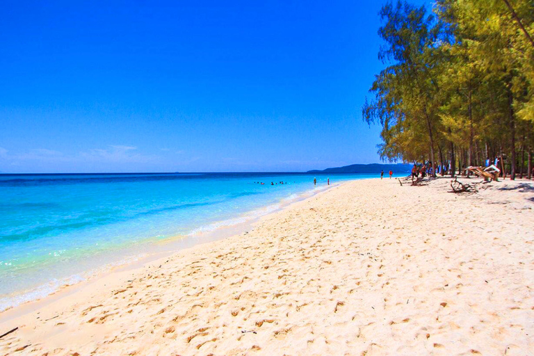 Z Phuket: prywatna wycieczka łodzią po Phi Phi i Bamboo IslandPhi Phi i Bamboo Island Prywatna wycieczka łodzią motorową z przewodnikiem