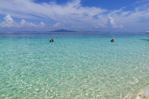 Desde Phuket: tour privado en barco por Phi Phi y la isla de bambúTour privado en lancha rápida por Phi Phi y Bamboo Island con guía