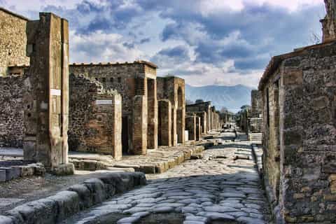 Naples: Amalfi Coast Transfer with 2-Hour Pompeii Break