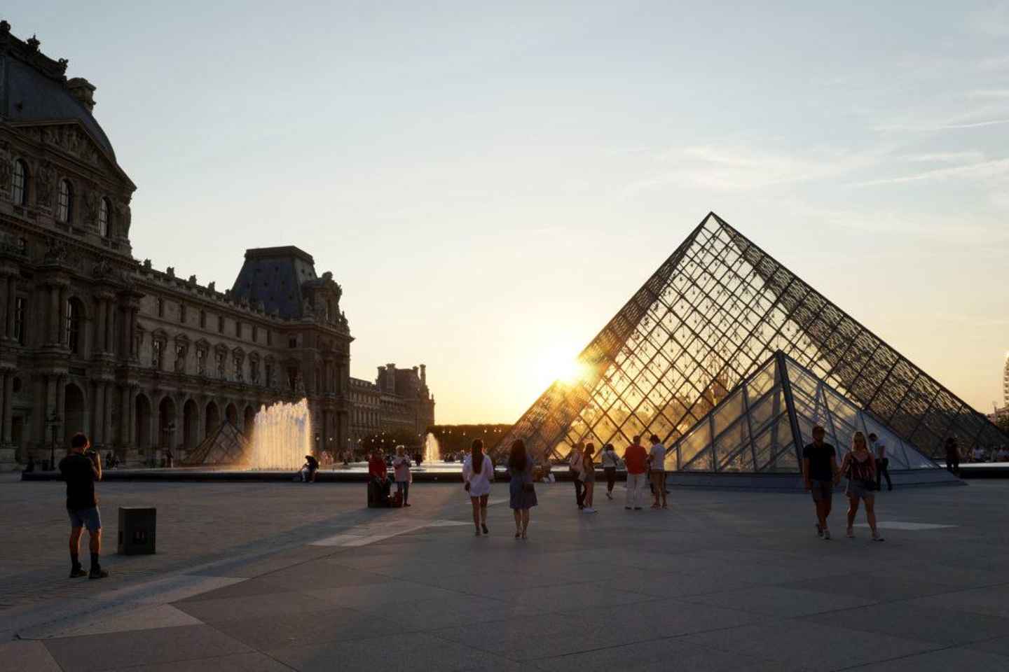 Paris: Eiffel Tower&Seine River Electric Bike Tour 3 hours