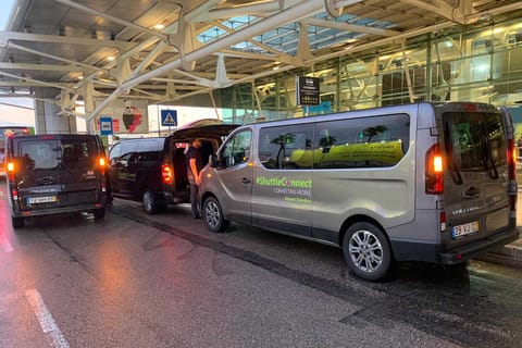 Lisbon: Private Transfer to/from Lisbon Airport