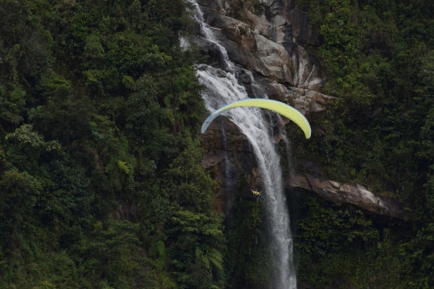 Desde Medellín: Excursión en quad y parapente en cascadaExcursión en quad (2 horas) y parapente en cascada desde Medellín