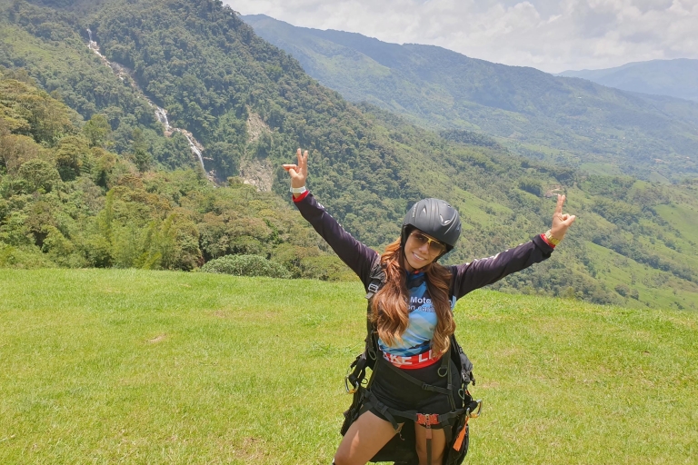Von Medellín aus: Gleitschirmfliegen und Rafting Kombi-Tour