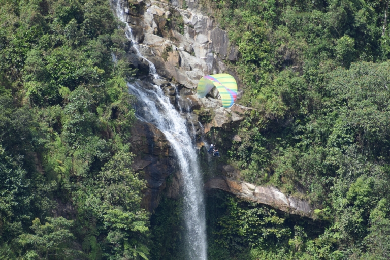 Van Medellín: gecombineerde paragliding- en raftingtour