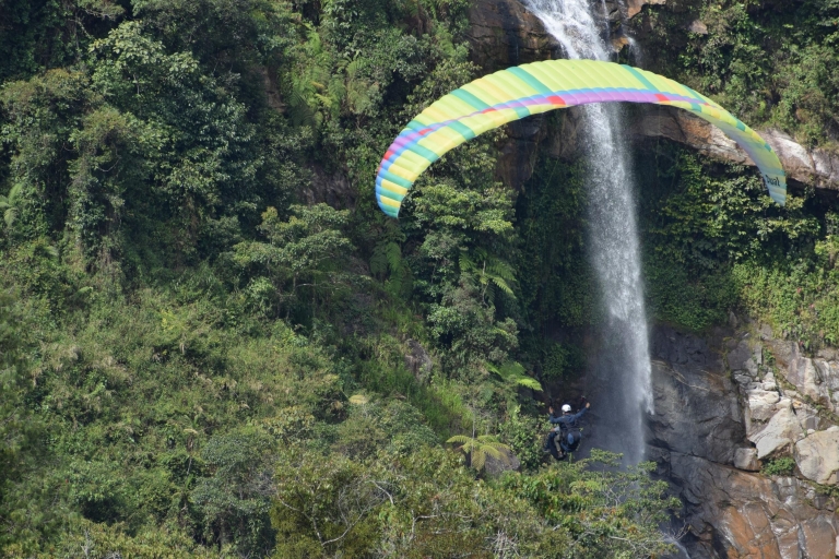 Von Medellín aus: Gleitschirmfliegen und Rafting Kombi-Tour