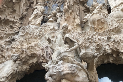 Barcelone : visite privée du quartier gothique et de la Sagrada FamiliaBarcelone : visite à pied du quartier gothique et de la Sagrada Familia