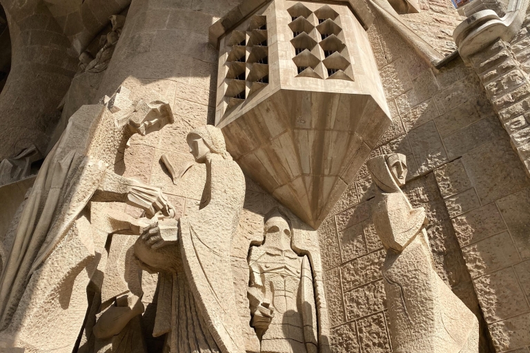 Barcelona: Dzielnica Gotycka i prywatna wycieczka Sagrada FamiliaBarcelona: piesza wycieczka po Dzielnicy Gotyckiej i Sagrada Familia