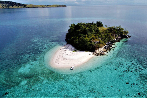 Labuan Bajo: Private Yacht to 3 Hidden Gem Komodo Islands Afternoon Yacht Tour (13:00–19:00)