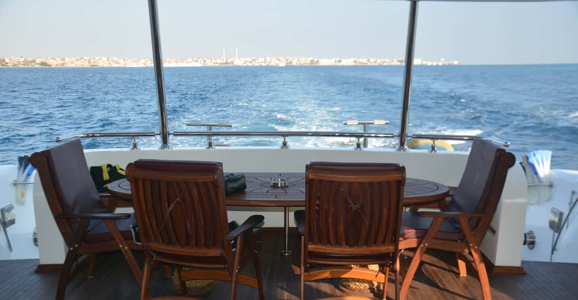 Hurghada: Snorkeling 6 in 1 Yacht Trip with Buffet Lunch