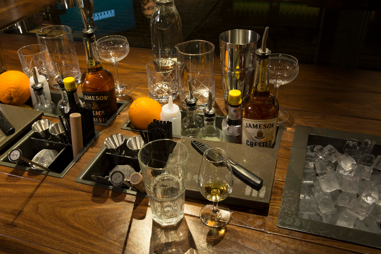 Dublin, Irland Kurs i cocktailtillverkning på Jameson Distillery Whiskey