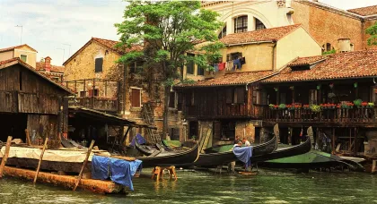 Venedig: Private Tour durch den historischen Gondola Yard