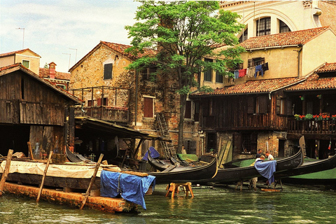 Venedig: Private Tour durch den historischen Gondola Yard