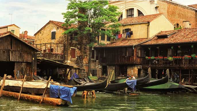 venice historical gondola yard private tour