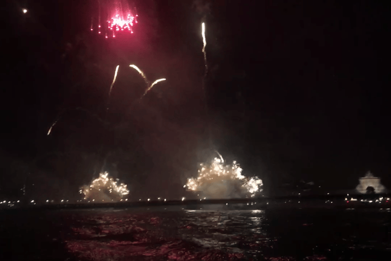 Lisboa: recorrido en barco de vela de fuegos artificiales de Nochevieja