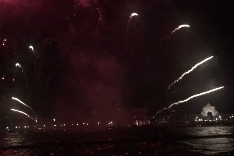 Lisboa: recorrido en barco de vela de fuegos artificiales de Nochevieja