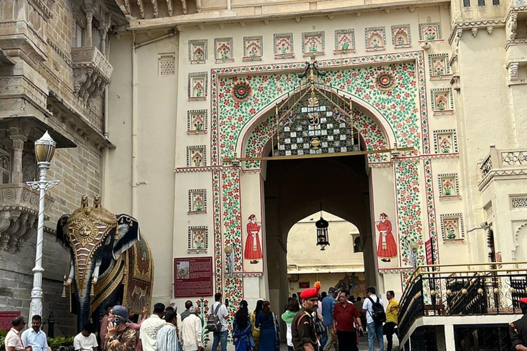 جولة خاصة من مومباي إلى أودايبور في نفس اليوم بالطائرةجولات خاصة لمدة يومين في مومباي وجولة في نفس 