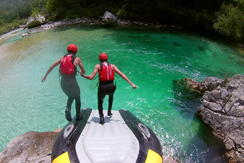 Bovec: Rafting sul fiume SocaBovec: Rafting sulle rapide del fiume Soca