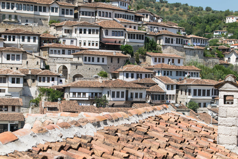 Desde Durrës o Tirana: recorrido por la historia de Berat y la comida localDesde Durrës o Tirana: tour de cata de vinos e historia de Berat