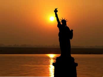New York: Freiheitsstatue & Ellis Island bei Sonnenuntergang New York: Freiheitsstatue & Ellis Island bei Sonnenuntergang