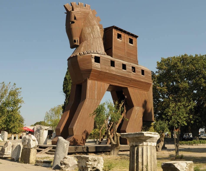 O cavalo de madeira de troy o cavalo de tróia original usado no filme troy  em pé na costa de egeu
