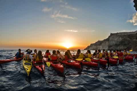 Santorini: Sunset Sea Kayak und Schnorchel mit Abendessen