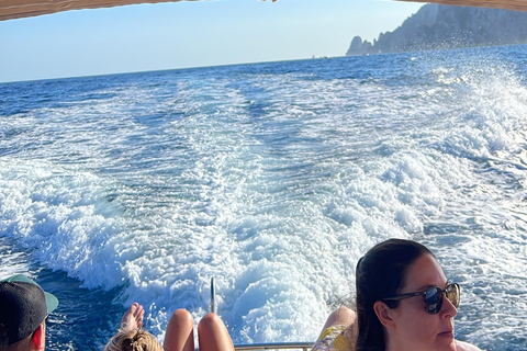 Passeio de barco compartilhado em Capri saindo de Sorrento