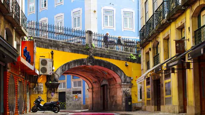 lisbon city pub crawl discovery game tour