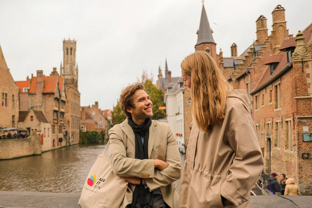 Desde París: Excursión de un día a Brujas con Crucero Estacional Opcional