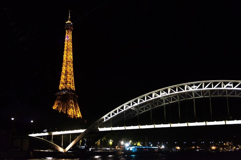Depuis Paris : dîner croisière magique sur la SeineDîner-croisière et billet coupe-file à la tour Eiffel