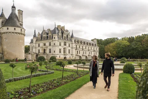 From Paris: Loire Valley Castles Tour with Hotel Transfers