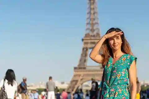 Paris: City Tour by Bus with Eiffel Tower & Optional Summit