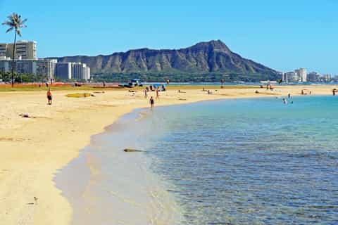 Honolulu: Magic Island and Ala Moana Beach Hoverboard Tour